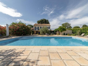 Lavish Villa in Carpentras with Private Pool